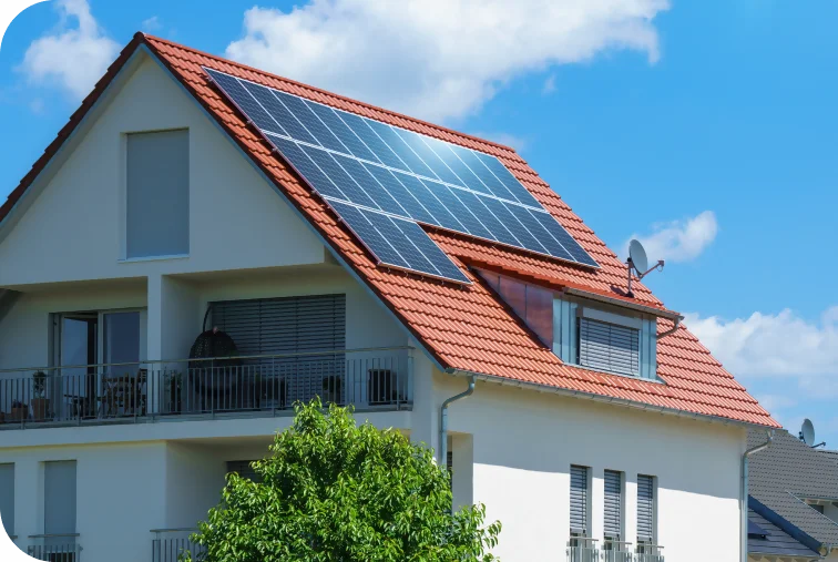 Telhado com várias placas solares