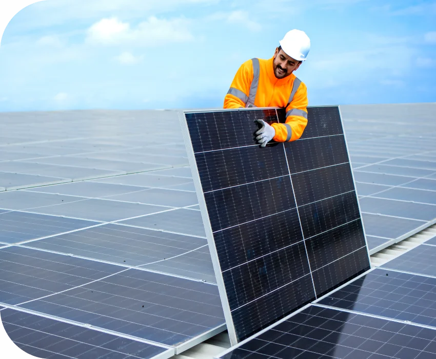 Instalador solar segurando placa solar