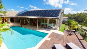 Casa com piscina que possui placas solares no telhado