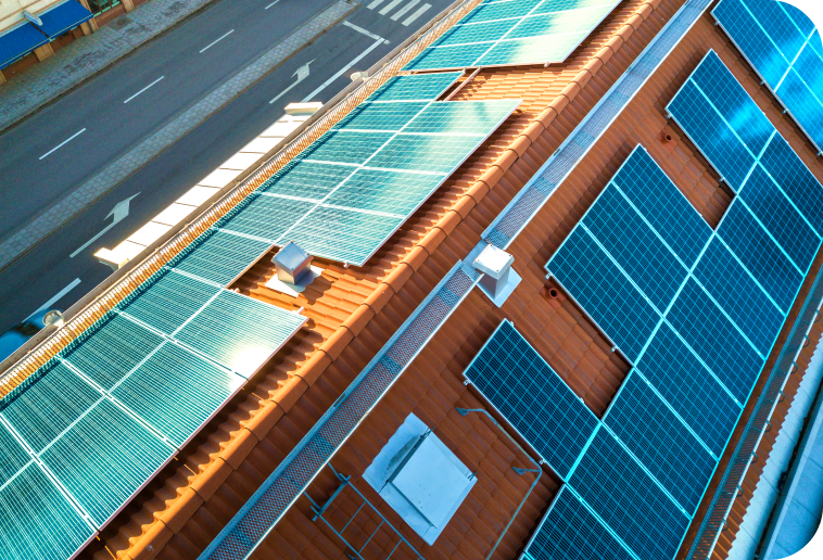 Telhado com várias placas solares