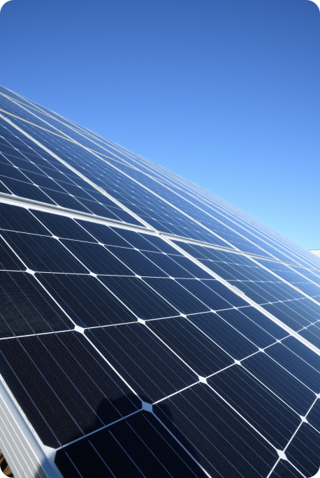Painel solar com o céu azul